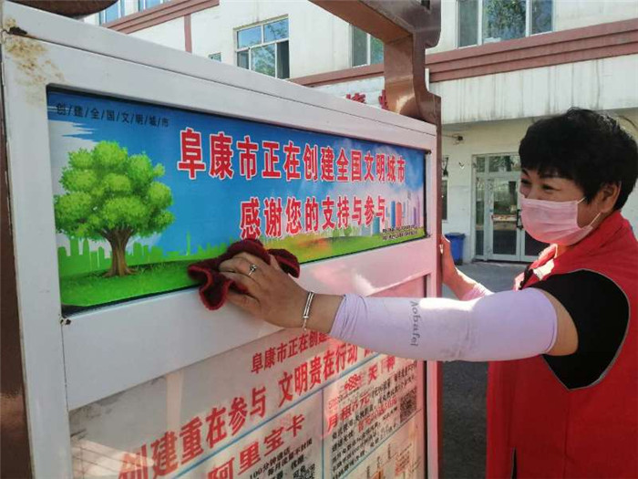 2020年5月3日，阜康市雷锋车队志愿者清洗城市公交站台。.jpg