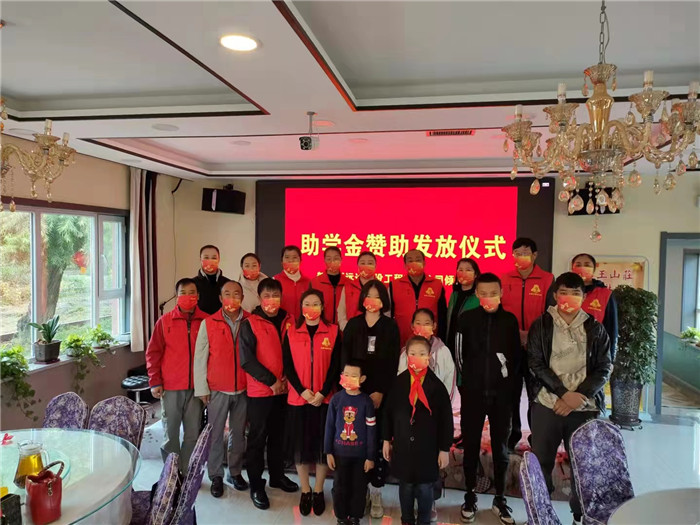 2021年10月15日，雷锋车队志愿者为困难学生捐款。.jpg