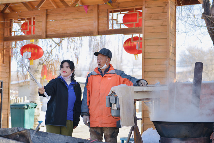 2020年12月，木垒县水磨沟村，志愿者帮村民直播卖粉条（州国资委驻木垒县西吉尔镇水磨沟村工作队.jpg