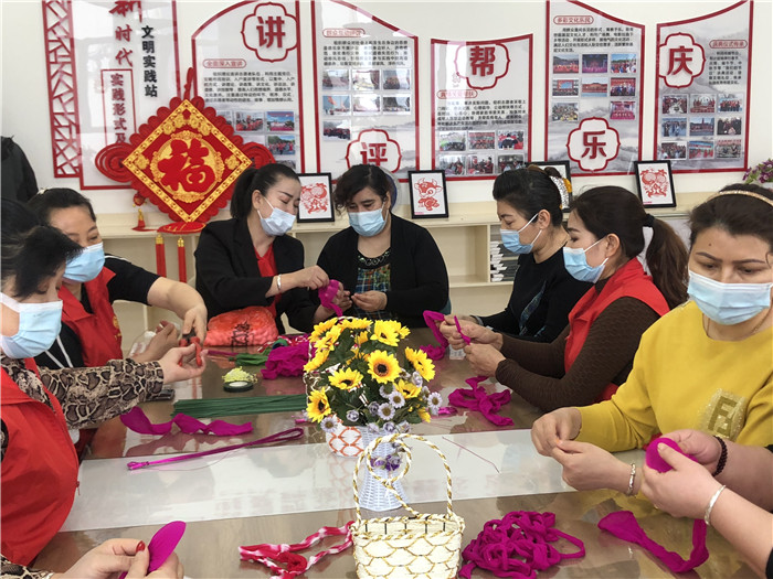 为少数民族教剪纸.jpg 为少数民族教剪纸.jpg