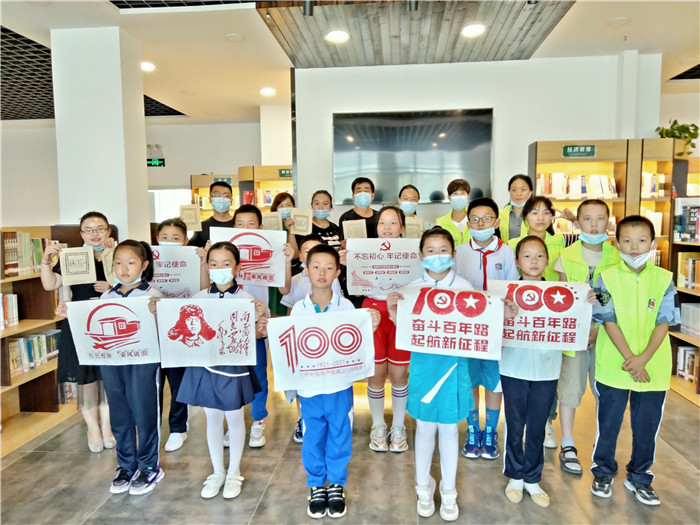 奇台县万家社会工作站在城市书屋开展“建党一百年”主题木刻版画活动.jpg