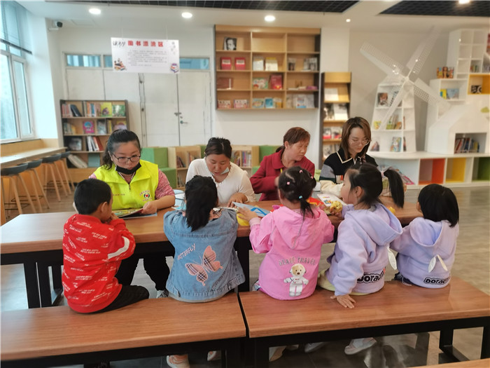 奇台县万家社会工作站志愿者在城市书屋带领家长和孩子一起读绘本分享.jpg