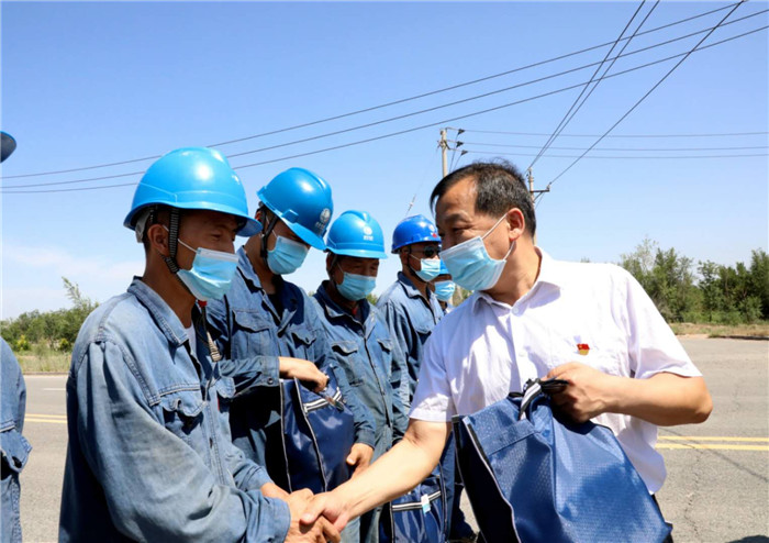 图为：为户外巡线员送上清凉礼包.jpg