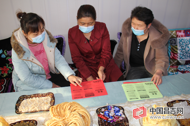 干部在村民家中宣讲十九届六中全会精神