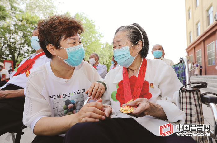 昌吉市北京南路街道油运基地社区举办“光荣在党50年”纪念章颁发仪式