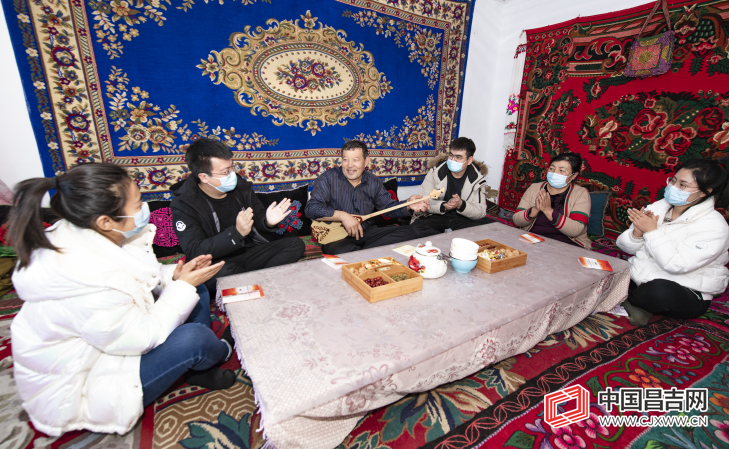 草根宣讲员用冬不拉弹唱的形式入户宣讲党的十九届六中全会精神