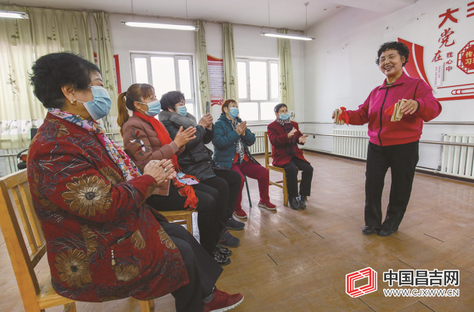 呼图壁县的文化能人组成基层宣讲队宣讲党的十九届六中全会精神