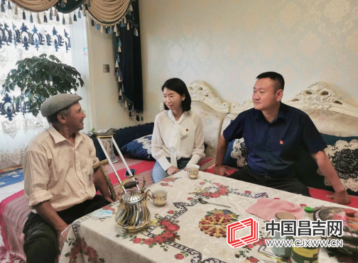 万文文：当好人民群众的“服务员”