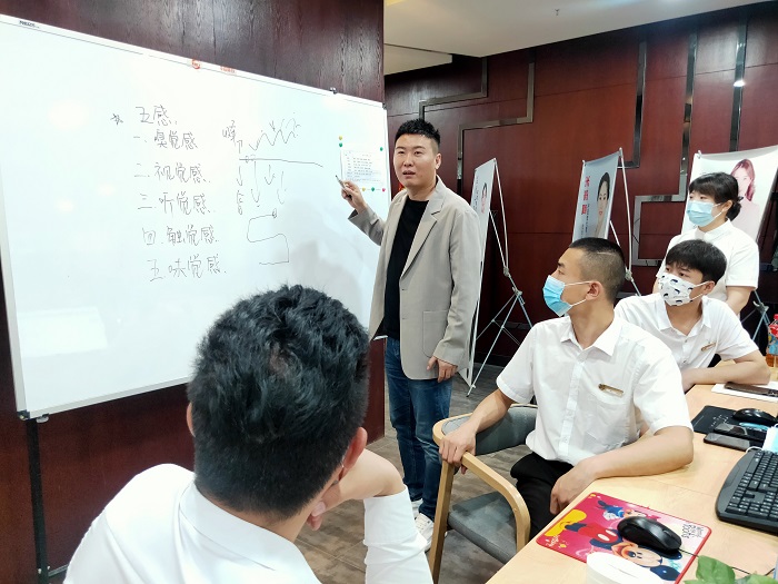 龚铭正在给公司员工授课。本报记者   廖(655629)-20220513124209.jpg