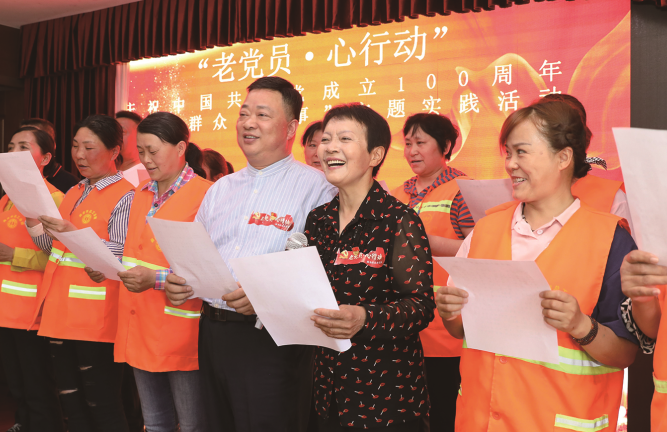 老党员董晓红和昌吉州慈善总会邀请环卫工人共进午餐