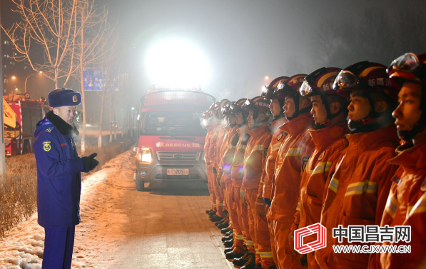 昌吉州消防救援支队开展冰面事故救援演练