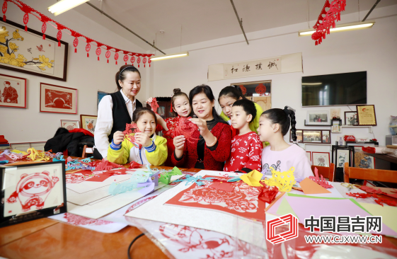 昌吉州非物质文化遗产剪纸传承人展示创作的北京冬奥吉祥物“冰墩墩”