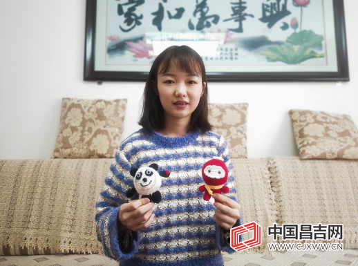 “一墩难求”!昌吉23岁女孩买不到就自己做——一双巧手织出“冰墩墩”“雪容融”