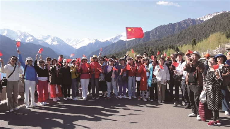 天山天池景区开启“旺季服务模式”