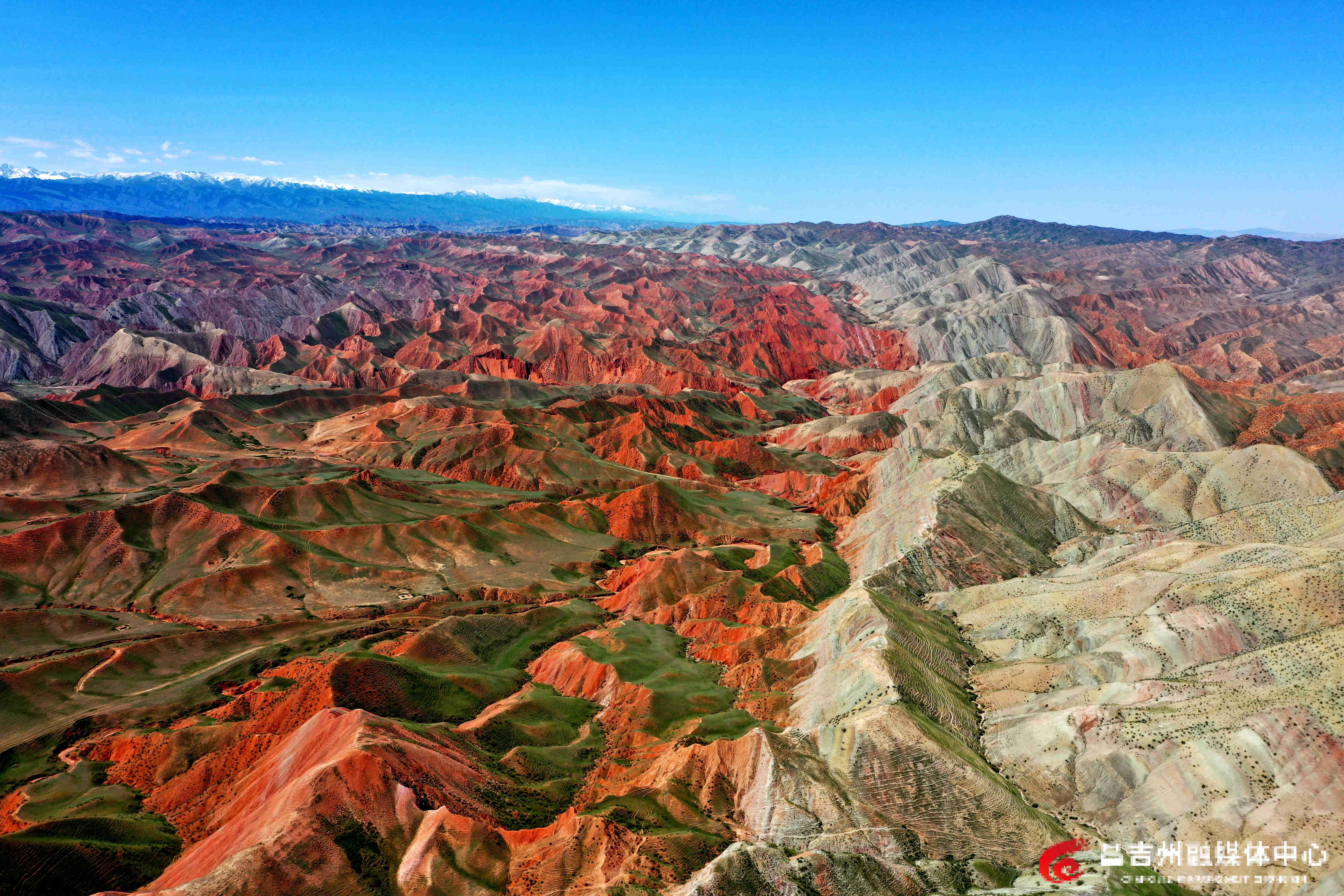6月11日，昌吉百里丹霞旅游景区，灰白色丹霞宛如一条飘逸的玉带，镶嵌在赤红色丹霞之间，色彩鲜明，美不胜收。（刘华摄）.jpg