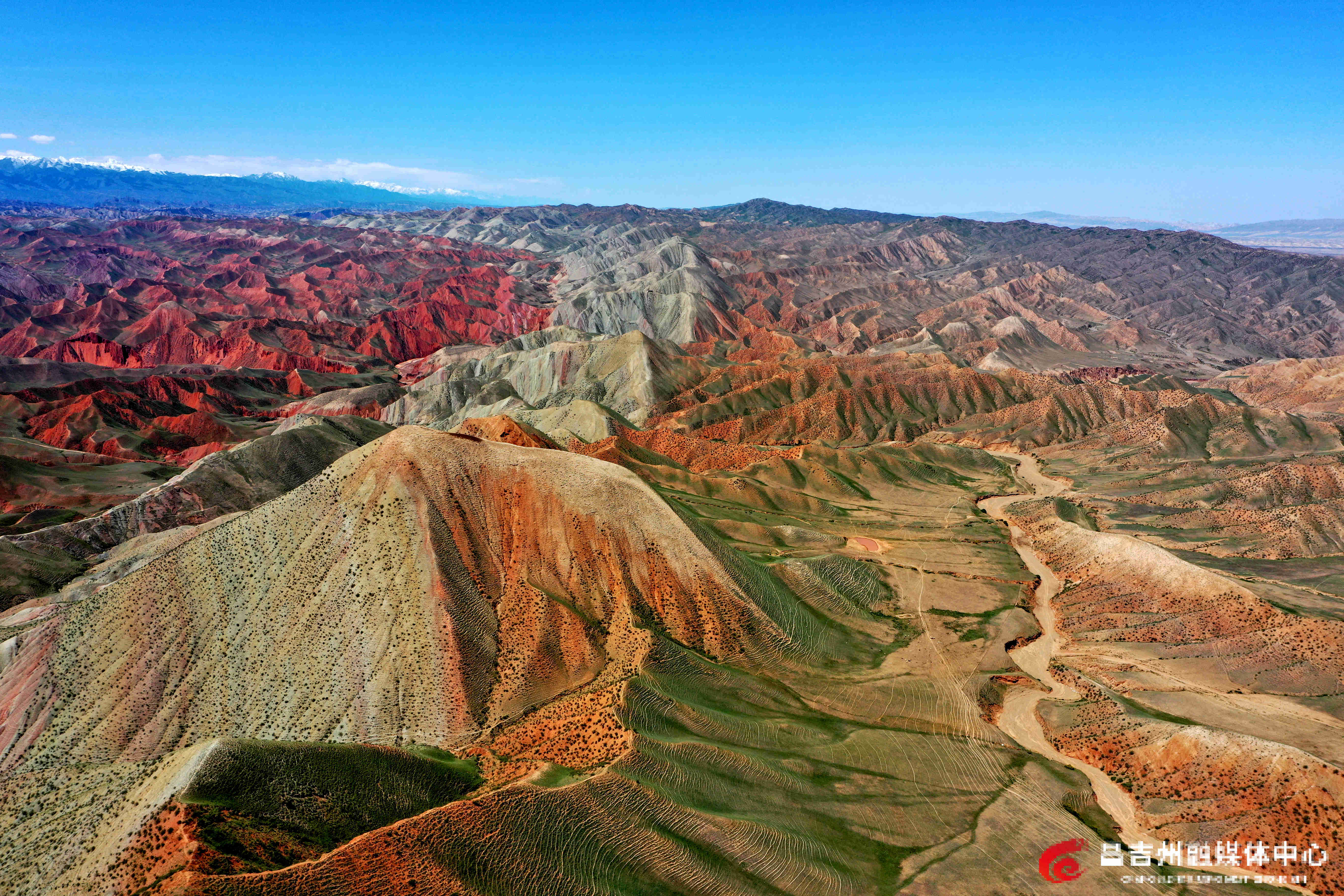 6月11日，昌吉百里丹霞旅游景区，灰白色丹霞宛如一条飘逸的玉带，自眼前向远方蜿蜒绵延，勾勒出一道优美的半圆形弧线。（刘华摄）.jpg