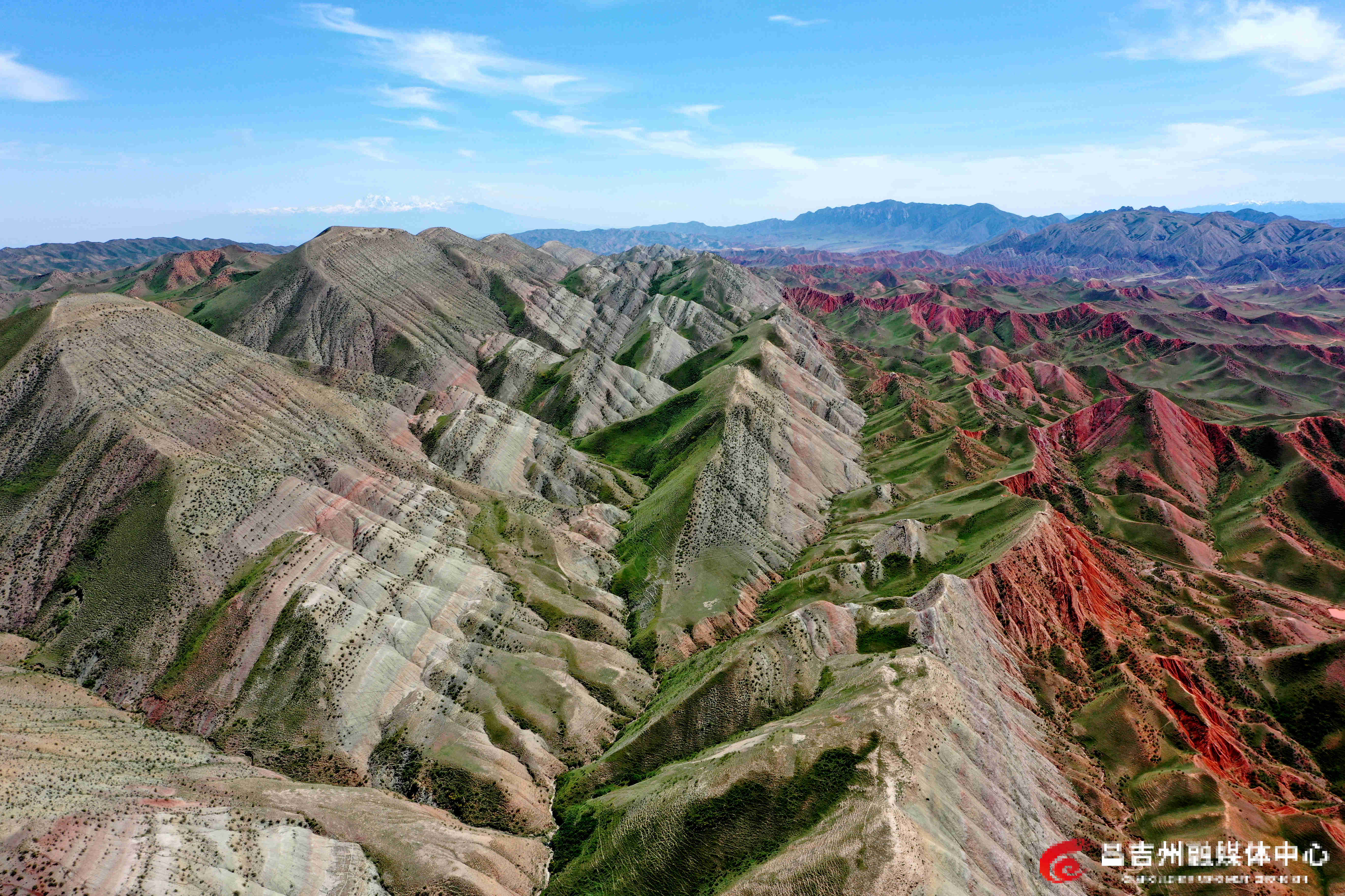 6月11日，昌吉百里丹霞旅游景区，山峦连绵、悬崖峭壁被绿毯覆盖，让五彩斑斓丹霞多了色彩，充满生气。（刘华摄）.jpg
