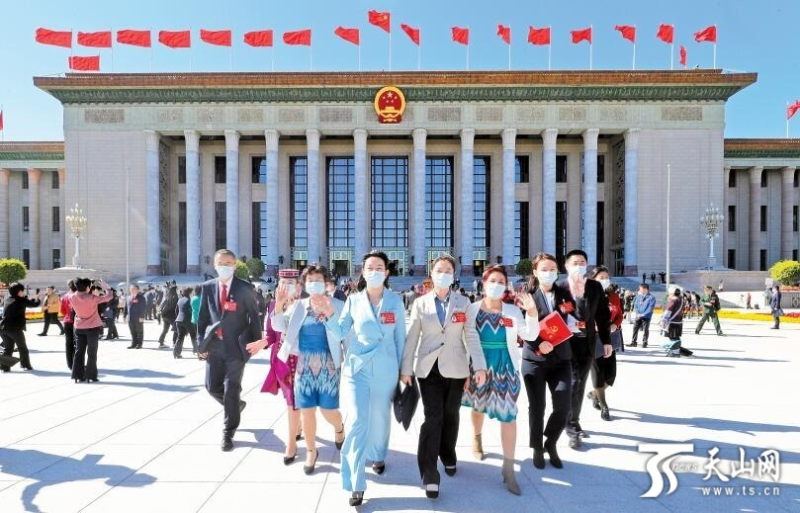 旗帜高扬 逐梦新程——新疆代表出席党的二十大闭幕会特写